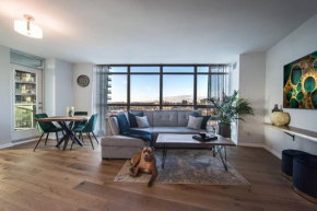 Modern Downtown Condo Free Parking/Walk to Lake